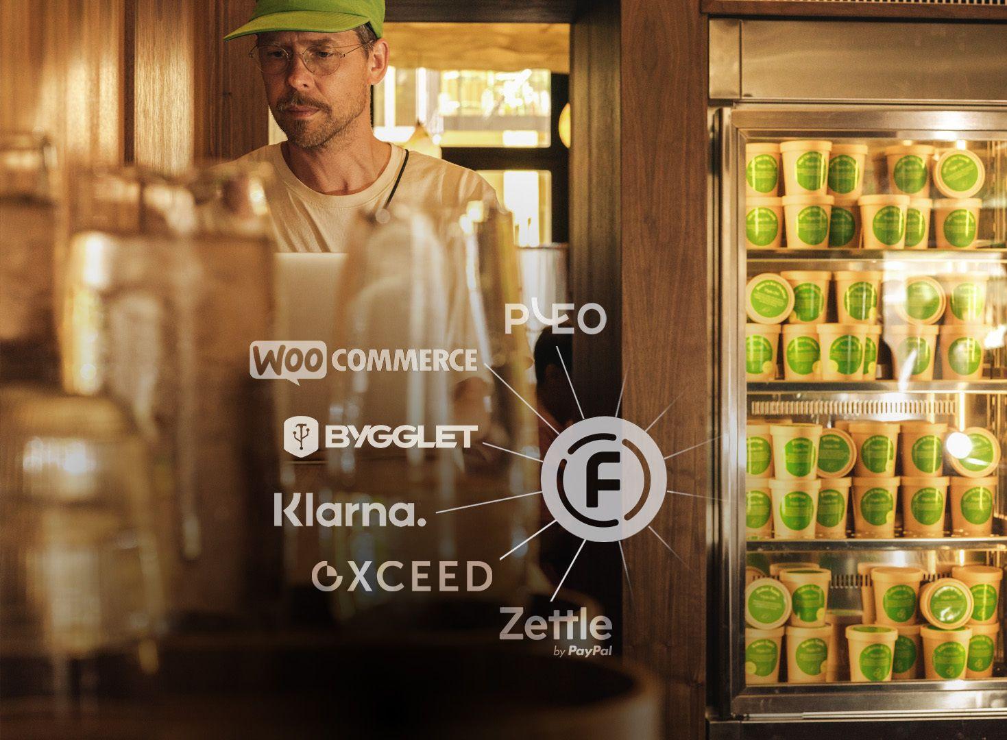 Man i grön keps står framför frysar fyllda med glass i bägare. Bilden är tagen i en glassbar i Stockholm. I förgrunden visas Fortnox logotyp länkad till logotyperna för Woo commerce, Bygglet, Pleo, Klarna, Oxceed och Zettle.