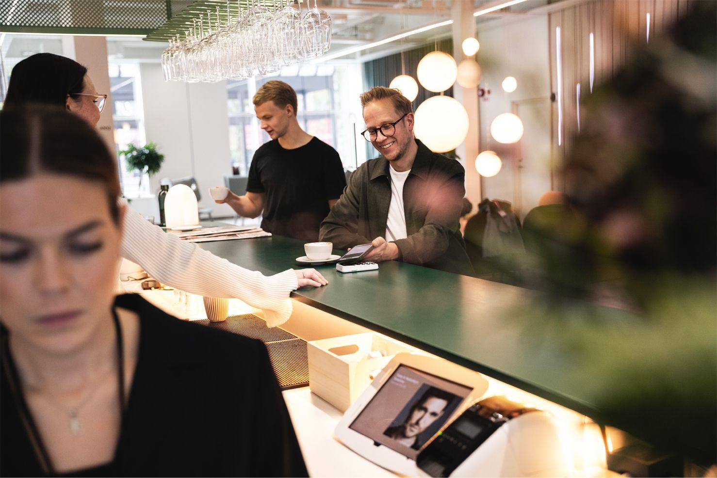 Kristoffer (DJ Foffe) handlar med Företagskortet på ett café