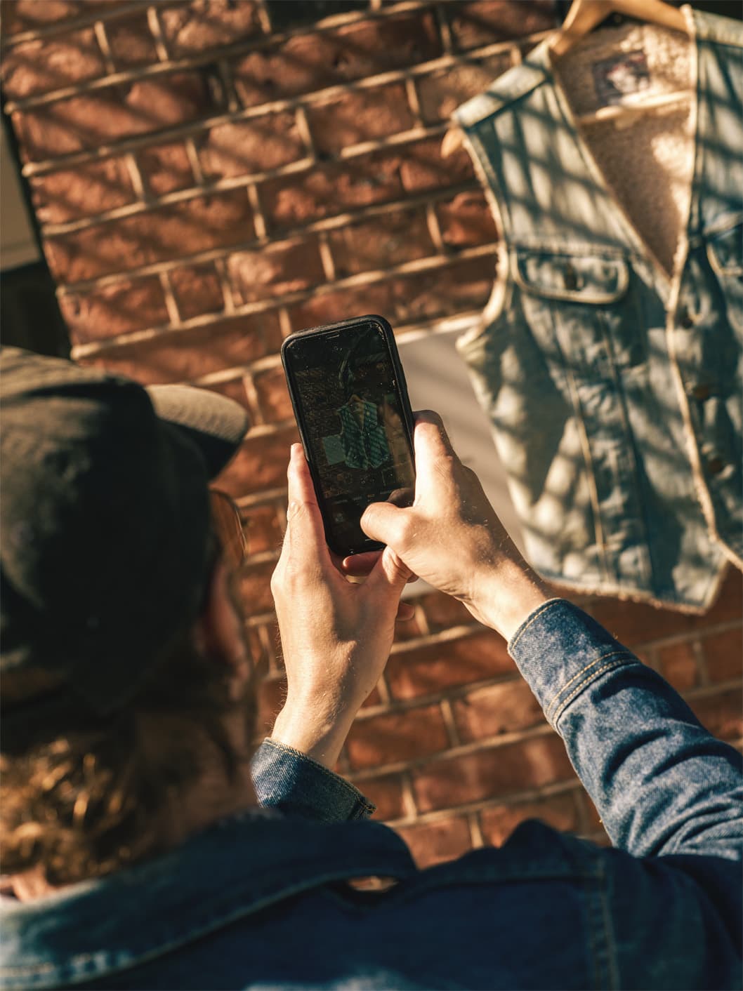 Man fotar en jeansjacka