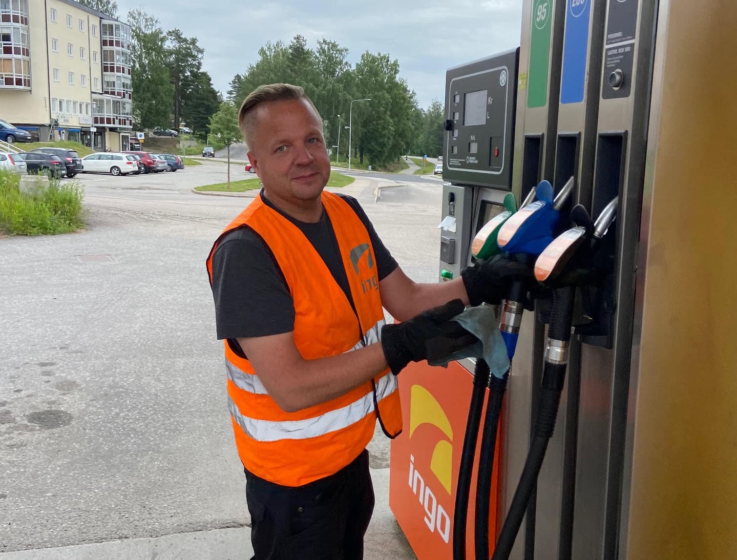 Marcus på JMS Service i Timrå, som använder Fortnox, står vid en bensinpump