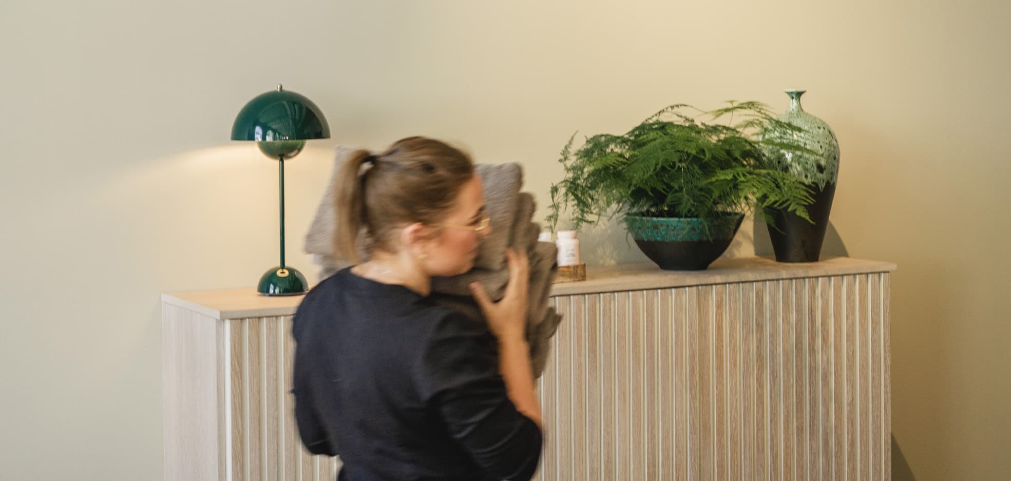 Kvinna som plockar undan tvätt