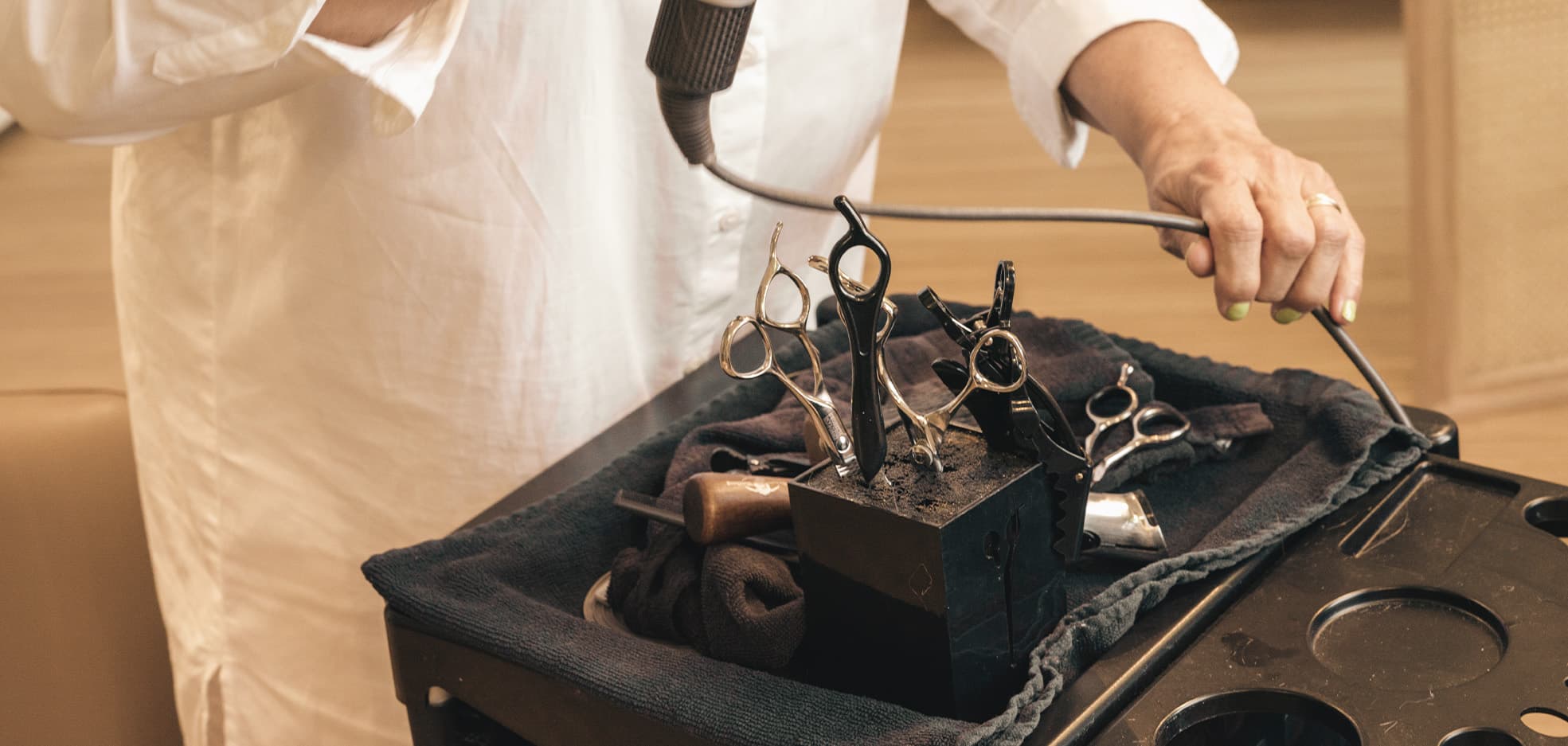 Frisör och bord med saxar