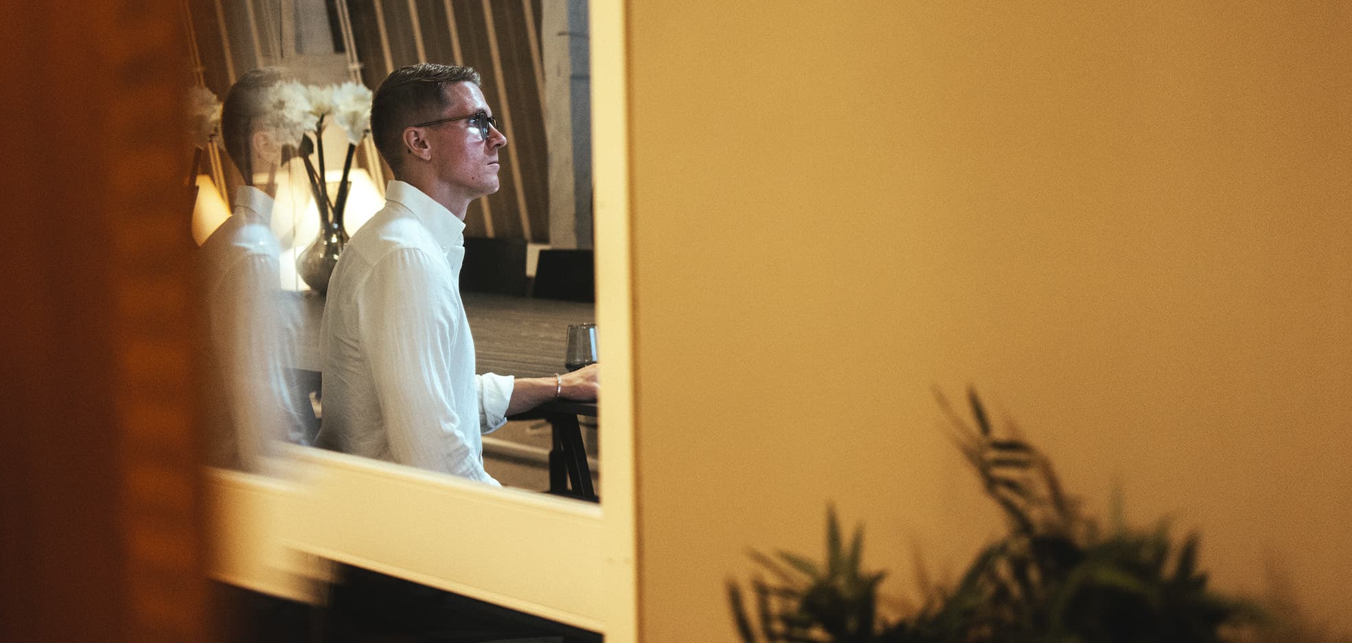 Man sitter på kontor