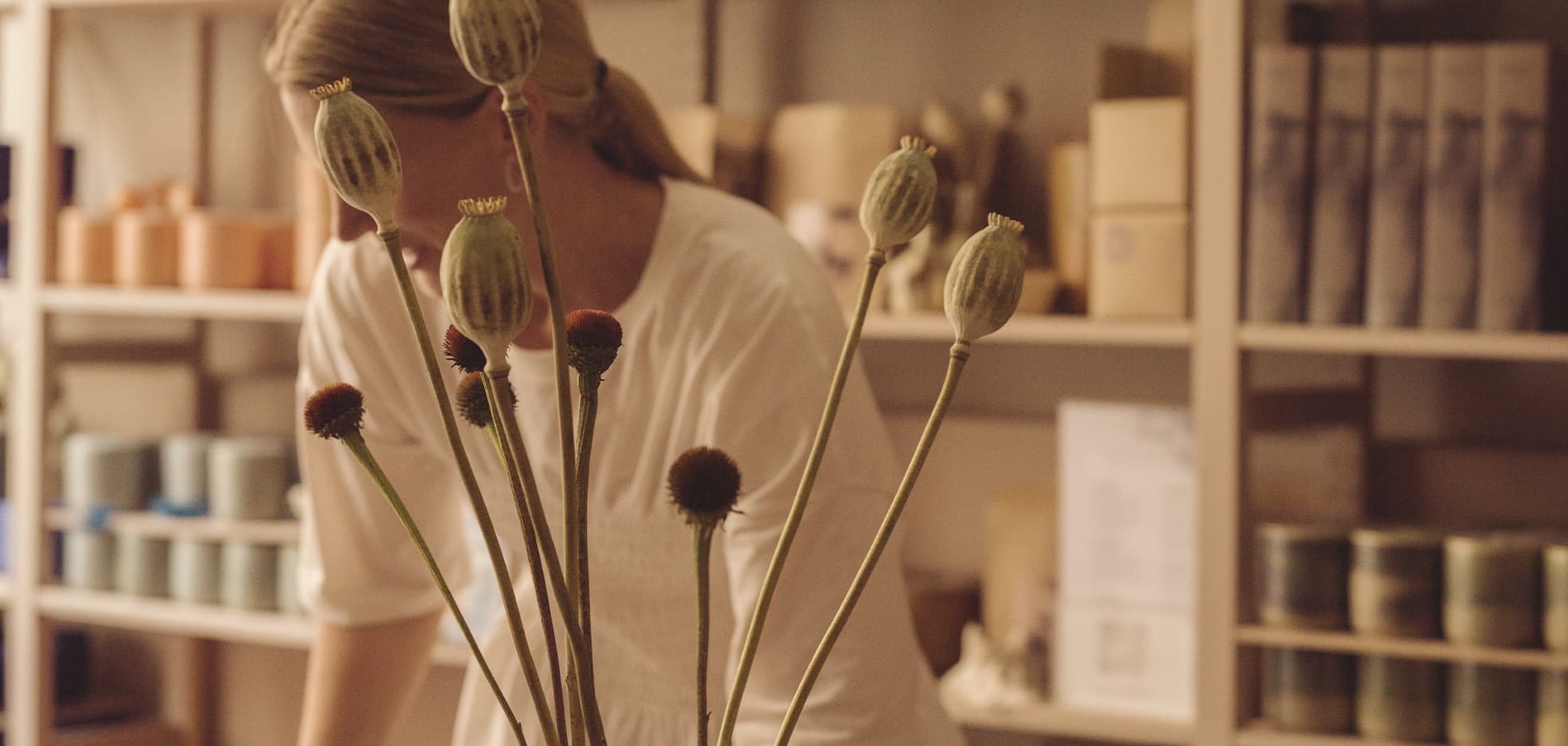 Blommor som täcker ansiktet på en kvinna.