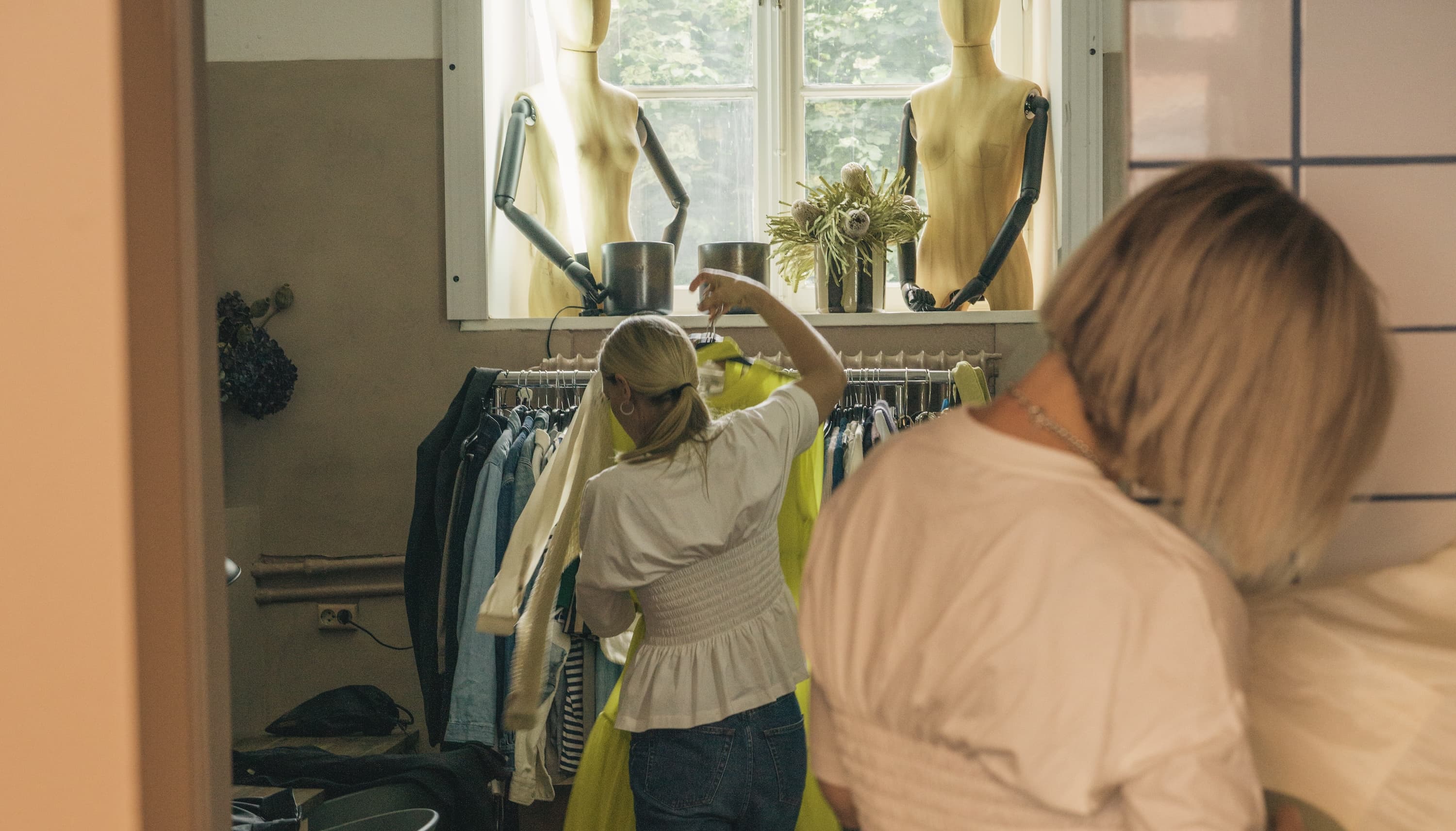 Två kvinnor som arbetar i en lokal