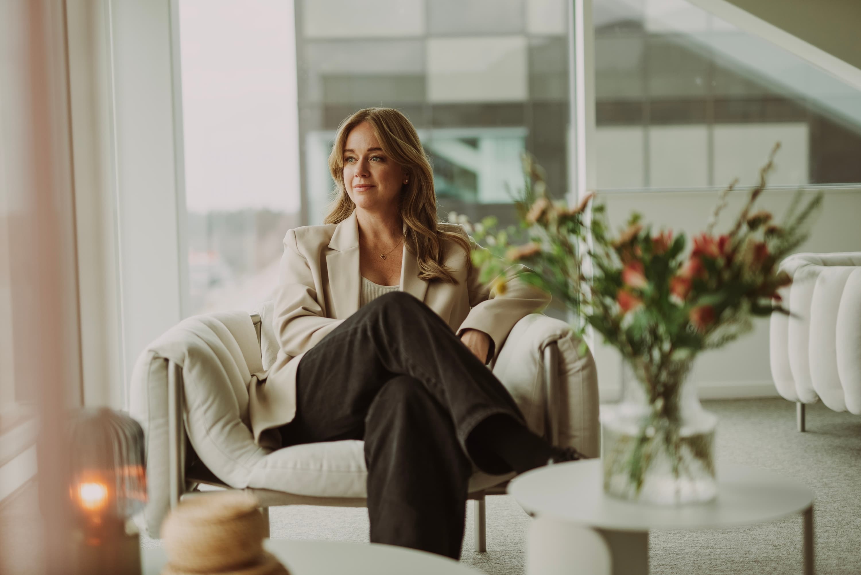 En kvinna sitter i en fåtölj