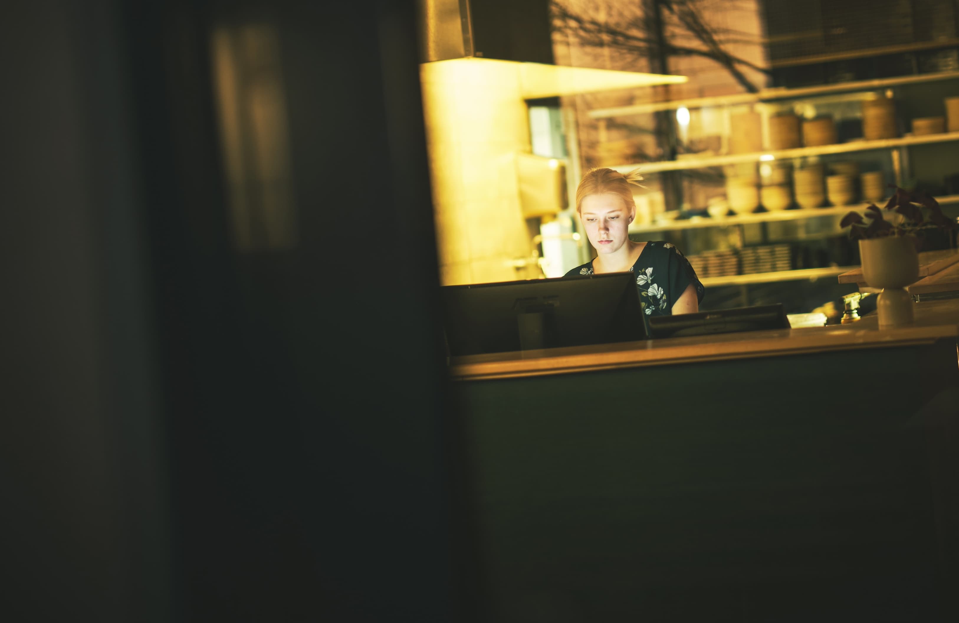 En person som står i kassan på en restaurang