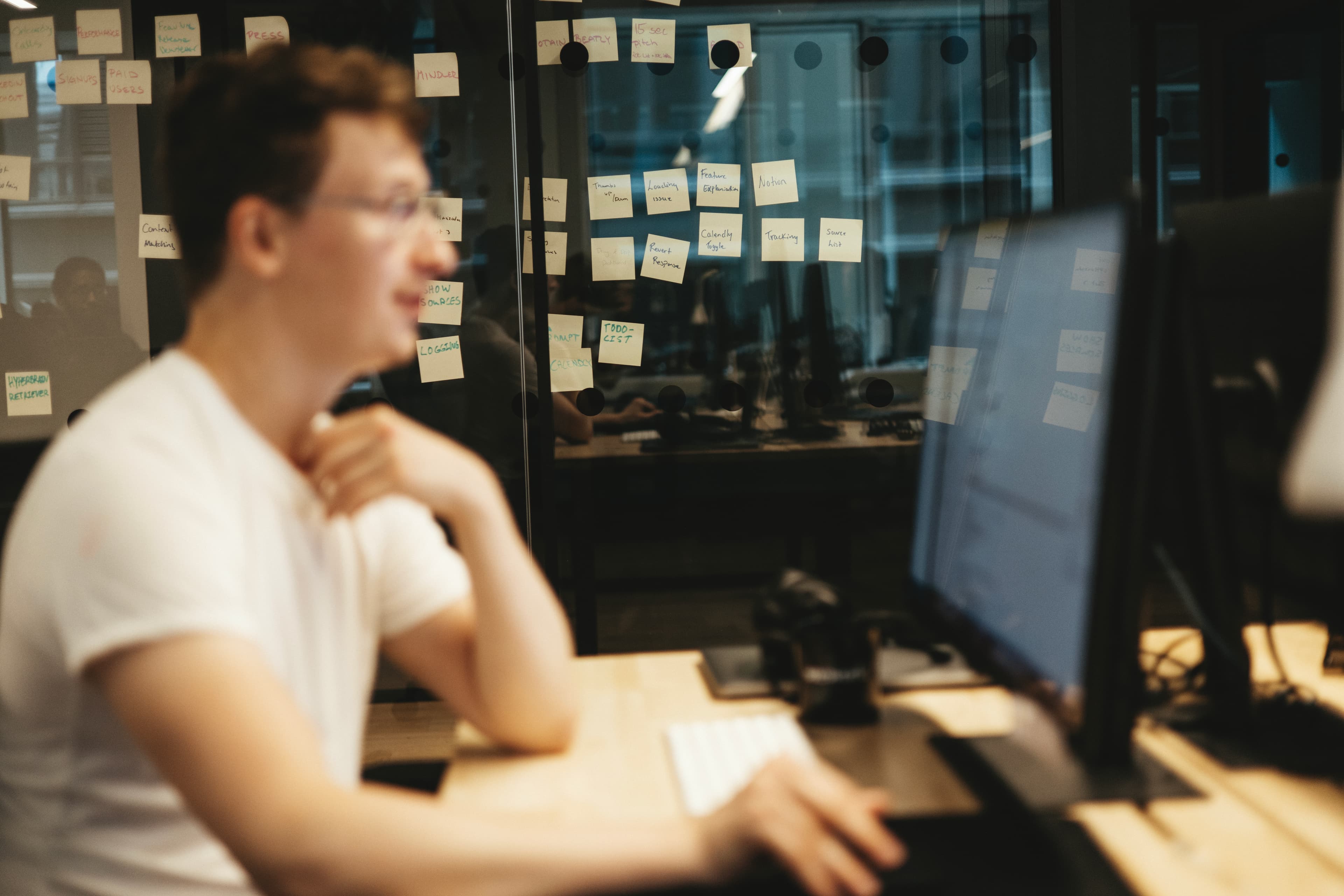 Man som sitter framför dator