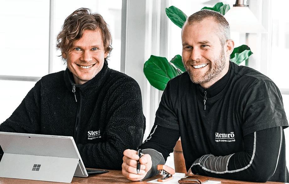 Två män från Stenarö AB sitter vid ett bord och arbetar