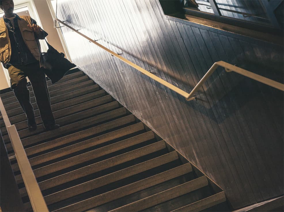 Man som går i trappan